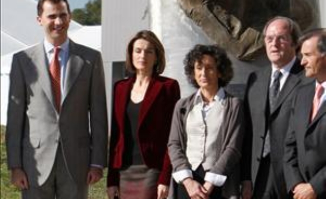 Los Príncipes junto a la ministra de Educación y Ciencia, Mercedes Cabrera, y el rector de la Universidad Autónoma de Madrid, Ángel Gabilondo, delante