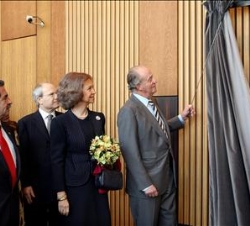 Sus Majestades los Reyes descubren una placa conmemorativa, en presencia del presidente de Cantabria, Miguel Ángel Revilla, y el presidente de la Gene