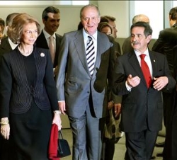 Don Juan Carlos y Doña Sofía, acompañados por los presidentes de las Comunidades Autónomas de Cataluña y Cantabria, José Montilla y Miguel Ángel Revil