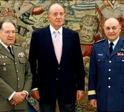 Su Majestad el Rey junto al presidente del Comité Militar de la Otan y el jefe del Estado Mayor de la Defensa