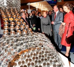 Don Juan Carlos y Doña Sofía junto a la vicepresidenta primera del Gobierno y ministra de la Presidencia, durante el recorrido por FITUR