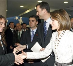 Don Felipe y Doña Letizia saludan a los alumnos de la Universidad Europea de Madrid