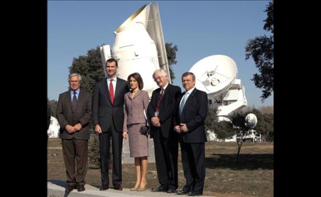 Los Príncipes de Asturias junto al ministro de Industria, Joan Clos, el director del Departamento Científico de la Agencia Espacial Europea, David Sou