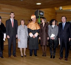 Los Príncipes de Asturias, acompañados por la ministra de Educación y Ciencia, el presidente de la Junta de Castilla y León y el rector de la Universi