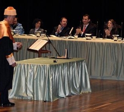 Don Felipe y Doña Letizia, en la mesa presidencial, durante el acto de investidura del Presidente  Cavaco Silva,  como Doctor Honoris Causa por la Uni
