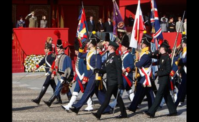 Saludo de los Príncipes al paso de las enseñas de los países participantes en la contienda
