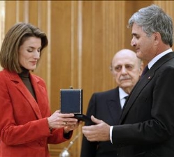 La Princesa de Asturias recibe de manos Fernando Ramírez de Haro y Valdés, conde de Murillo, el Lazo de Dama Protectora del Real Cuerpo de la Nobleza 
