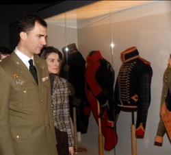 Don Felipe y Doña Letizia observan los uniformes de los soldados que participaron en la contienda