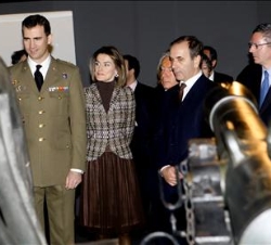 Sus Altezas Reales, durante su recorrido por la exposición, junto al ministro de Defensa y el alcalde de Madrid