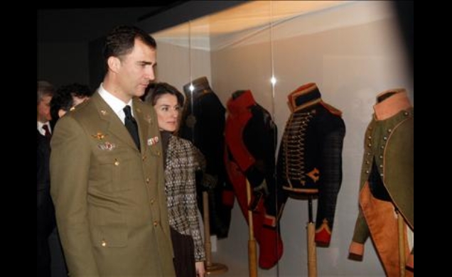 Don Felipe y Doña Letizia observan los uniformes de los soldados que participaron en la contienda