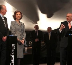 Sus Majestades los Reyes, con el presidente de "la Caixa"