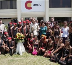 Su Majestad la Reina durante su visita a la oficina de la Agencia Española de Cooperación Internacional (AECID) en Phnom Penh