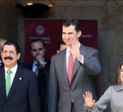 Sus Altezas Reales junto al Presidente de Honduras, José Manuel Zelaya