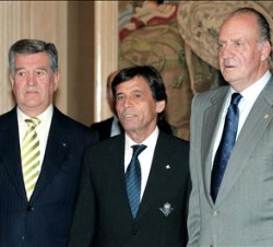 Su Majestad el Rey con el presidente del Real Betis Balompié, José León, y el entrenador del primer equipo, Francisco Chaparro