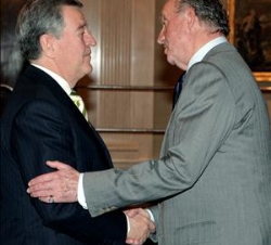 Don Juan Carlos recibe el saludo del presidente del Real Betis Balompié, José León