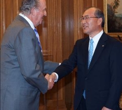 Don Juan Carlos recibe el saludo del presidente ejecutivo de Toshiba, Atsutoshi Nishida