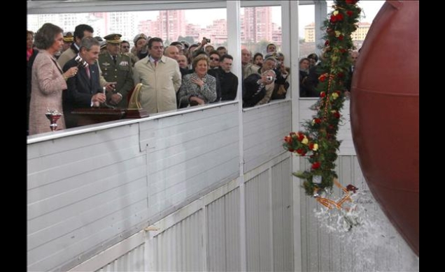 Su Majestad la Reina, tras accionar el mecanismo que estrella la tradicional botella contra la quilla del barco