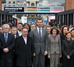 Los Príncipes, junto al resto de personalidades que les acompañaron en su visita, guardan cinco minutos de silencio en memoria de Isaías Carrasco, ase