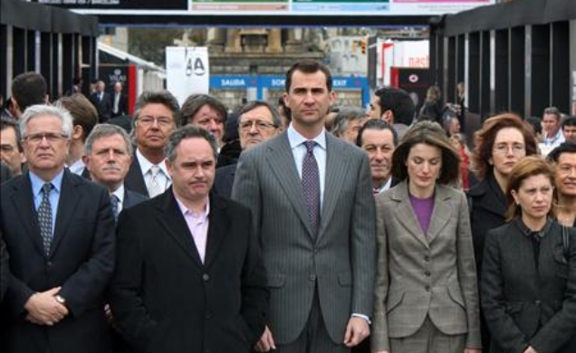 Los Príncipes, junto al resto de personalidades que les acompañaron en su visita, guardan cinco minutos de silencio en memoria de Isaías Carrasco, ase