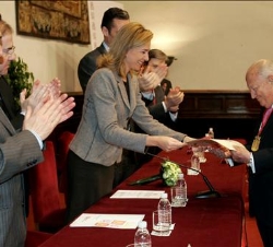 Su Alteza Real la Infanta Doña Cristina entrega el premio al profesor Manuel Varela Parache