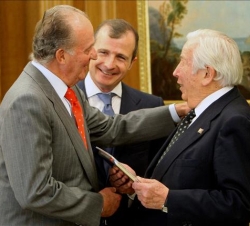 Su Majestad el Rey, con el premiado, Manuel Olivencia, y el presidente del Patronato de la Fundación Institucional Española, Rafael Guardans