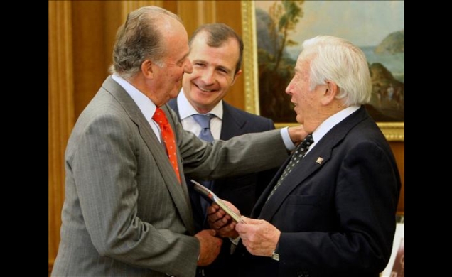 Su Majestad el Rey, con el premiado, Manuel Olivencia, y el presidente del Patronato de la Fundación Institucional Española, Rafael Guardans