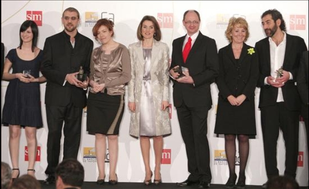 La Princesa de Asturias, acompañada por la presidenta de la Comunidad de Madrid, Esperanza Aguirre, con los galardonados