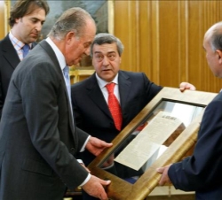 Don Juan Carlos recibe de los editores del diario una portada original de la edición del 7 de enero de 1888