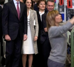 Los Príncipes, durante su recorrido por las instalaciones, acompañados por el director general de Simon Holding, Xavier Torra