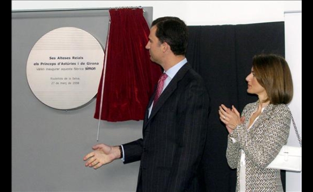 Don Felipe y Doña Letizia descubren una placa conmemorativa