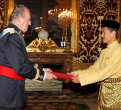 Don Juan Carlos recibe la Carta Credencial del Embajador del Reino de Malasia