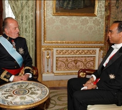 Su Majestad el Rey conversa con el Embajador de la República de Panamá