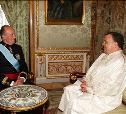 Don Juan Carlos conversa con el Embajador de la República Tunecina