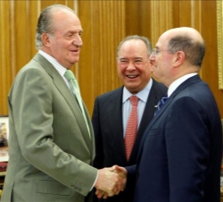 Su Majestad el Rey saluda al secretario de la Armada de los Estados Unidos de América, Sr. Donald C. Winter, en presencia del embajador de los EE.UU. 