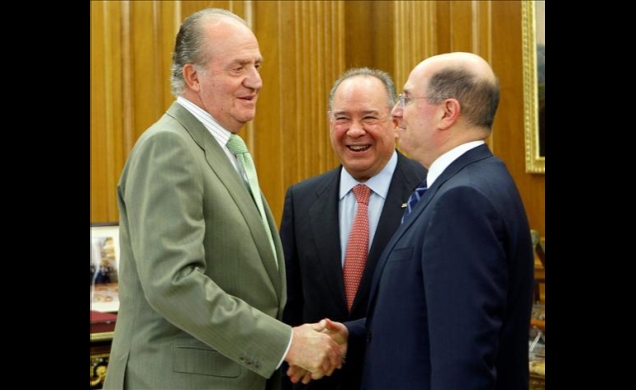 Su Majestad el Rey saluda al secretario de la Armada de los Estados Unidos de América, Sr. Donald C. Winter, en presencia del embajador de los EE.UU. 