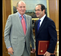 Su Majestad el Rey junto a José Bono Martínez, presidente del Congreso de los Diputados