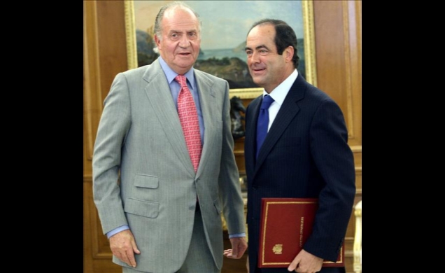 Su Majestad el Rey junto a José Bono Martínez, presidente del Congreso de los Diputados