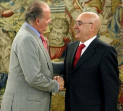Su Majestad el Rey saluda a Francisco Javier Rojo García, presidente del Senado