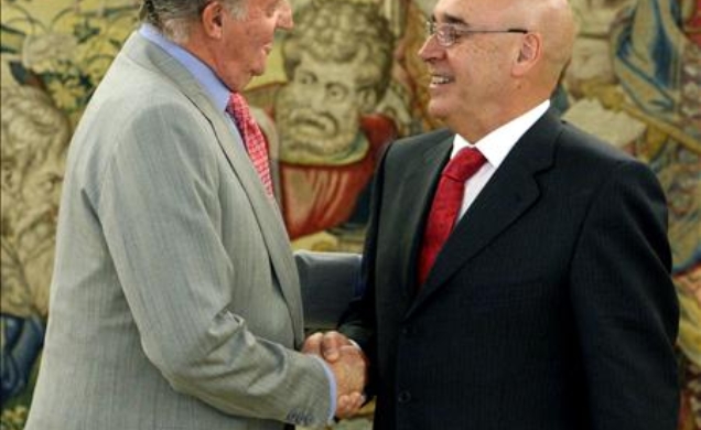 Su Majestad el Rey saluda a Francisco Javier Rojo García, presidente del Senado