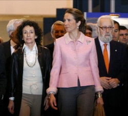 Doña Elena, a su llegada, acompañada por la ministra de Educación y Ciencia en funciones, Mercedes Cabrera, y el presidente del Comité Ejecutivo de IF