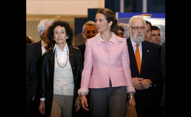 Doña Elena, a su llegada, acompañada por la ministra de Educación y Ciencia en funciones, Mercedes Cabrera, y el presidente del Comité Ejecutivo de IF