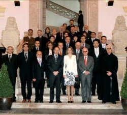 Fotografía de familia con los asistentes al Seminario
