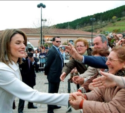 Doña Letizia saluda a los vecinos de San Millán de la Cogolla que acudieron a recibirla