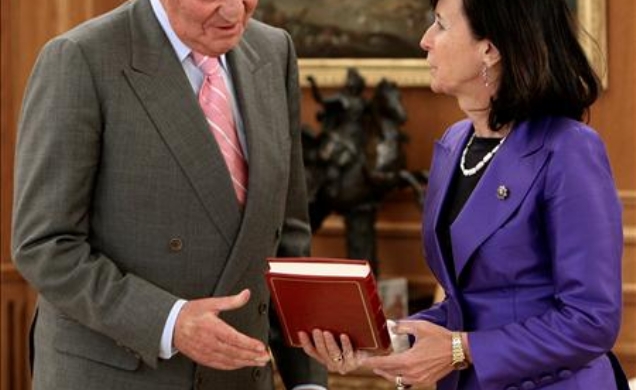 Don Juan Carlos recibe de manos de la presidenta del Tribunal Constitucional la memoria de la institución correspondiente al año 2007