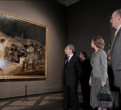 Sus Majestades los Reyes y el ministro de Cultura, César Antonio Molina, contemplan "Los fusilamientos del 3 de mayo"