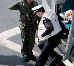 Su Alteza Real el Príncipe de Asturias desciende del helicóptero que le trasladó hasta el Buque de Asalto Anfibio "Galicia"
