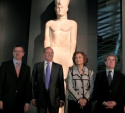 Don Juan Carlos y Doña Sofía,  durante su visita a la exposición, con el ministro de Cultura y el alcalde de Madrid