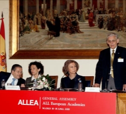 Doña Sofía atiende a la intervención del presidente de ALLEA, Jüri Engelbrecht, junto a la ministra de Educación, Política Social y Deporte, Mercedes 