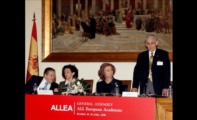 Doña Sofía atiende a la intervención del presidente de ALLEA, Jüri Engelbrecht, junto a la ministra de Educación, Política Social y Deporte, Mercedes 