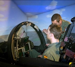 Su Alteza Real, en el simulador del C-16